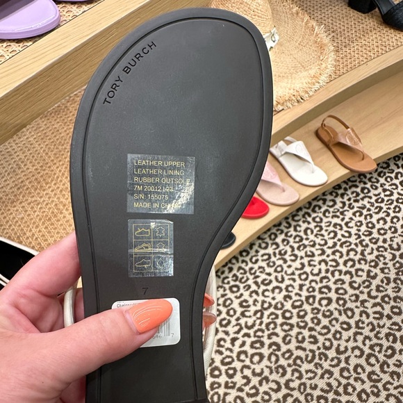 NIB Tory Burch Chelsea Light Cream Leather Logo Rubber Sole Flip Flops Size 9 - Picture 9 of 11